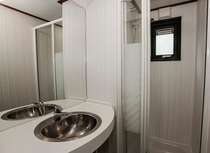 Het Land van Bartje 4-person mobile home 4BCV with spacious veranda in green Ees, North Drenthe, ideal for a relaxing vacation.