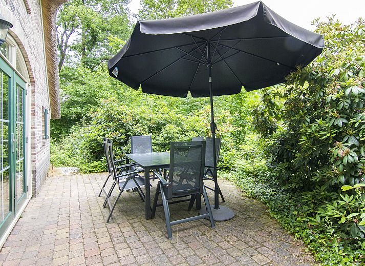 Gemuetliches Wohnzimmer im 6-Personen-Bauernhaus Het Land van Bartje, Ees, Drenthe. Bequeme Sofas mit Blick auf den Garten.
