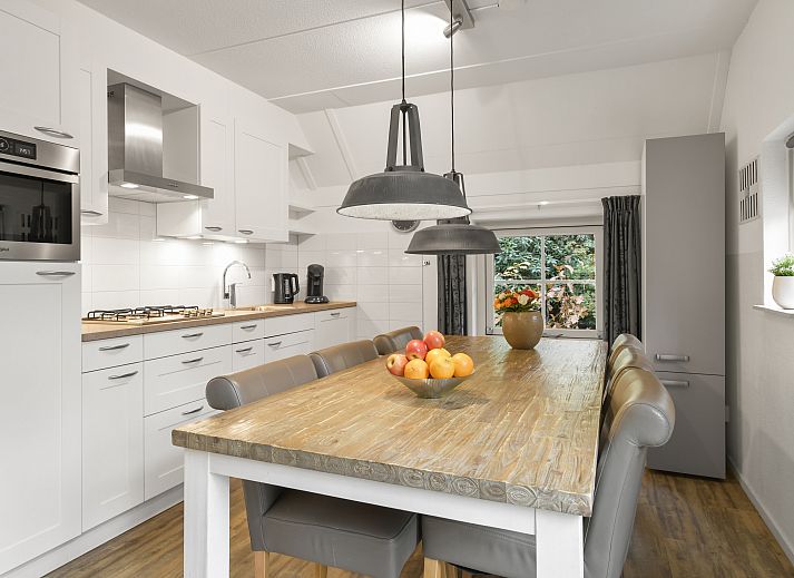 Gemuetliche Ecke mit Kamin im 6-Personen-Bauernhaus Het Land van Bartje, Ees, Nord-Drenthe. Perfekt zum Entspannen.