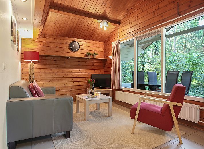 Gemuetliches Wohnzimmer mit Blick auf die Natur in Het Land van Bartje Bungalow 2A, Ees.