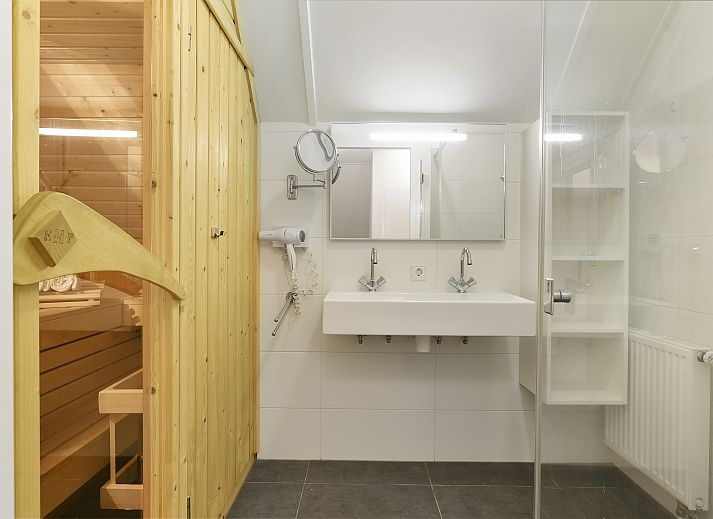 Guest house 182999 - Bungalow Noord Drenthe - Het Land van Bartje | 10-persoons boerderij | 10EL