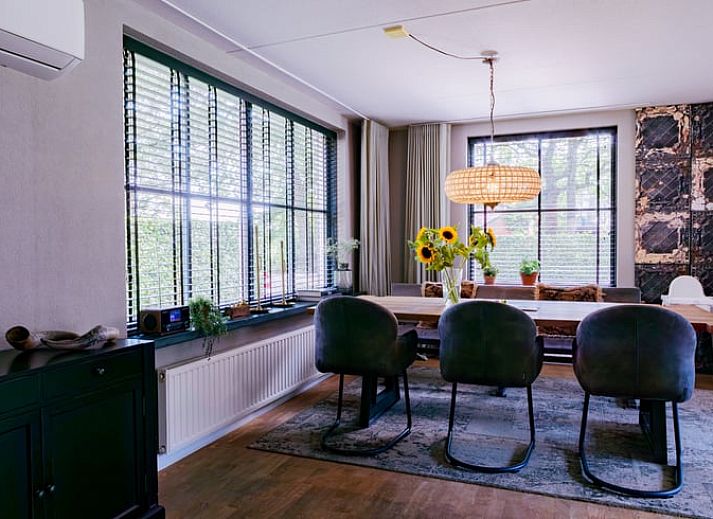 Stilvolles Wohnzimmer im Ferienhaus in Ellertshaar, Nord-Drenthe mit moderner Einrichtung.