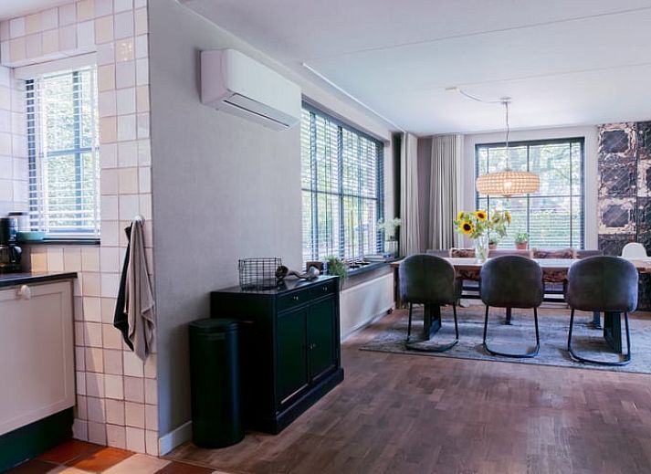 Stilvolles Wohnzimmer im Ferienhaus in Ellertshaar, Nord-Drenthe mit moderner Einrichtung.