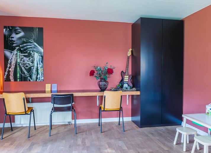 Stilvolles Wohnzimmer im Ferienhaus in Ellertshaar, Nord-Drenthe mit moderner Einrichtung.