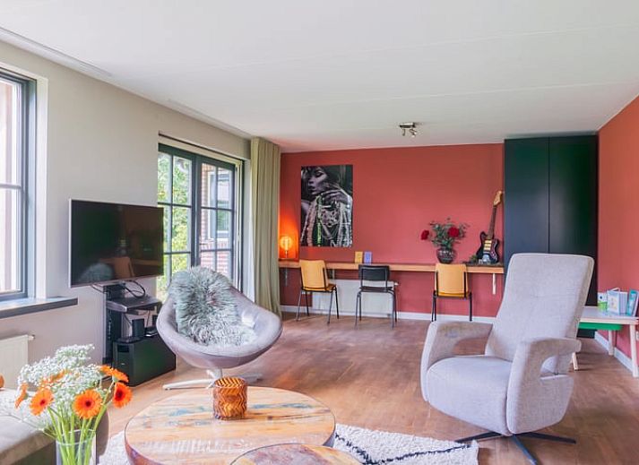 Stilvolles Wohnzimmer im Ferienhaus in Ellertshaar, Nord-Drenthe mit moderner Einrichtung.