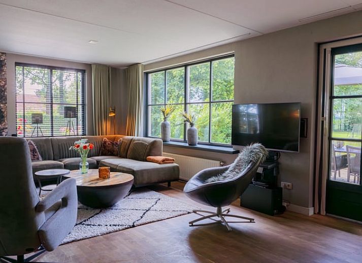 Ferienhaus in Ellertshaar, Nord-Drenthe mit sonniger Terrasse und roten Dachziegeln.