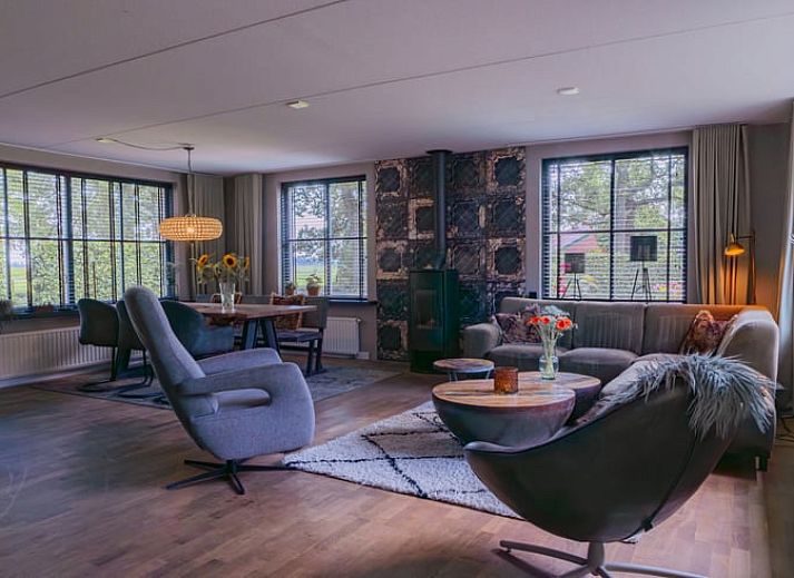 Ferienhaus in Ellertshaar, Nord-Drenthe mit sonniger Terrasse und roten Dachziegeln.