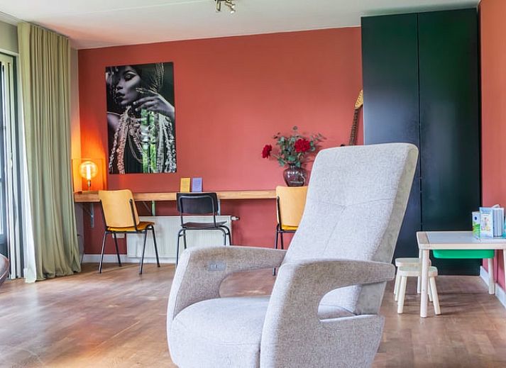 Essen im Freien auf der Terrasse des Ferienhauses in Ellertshaar, Nord-Drenthe.