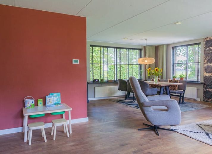 Essen im Freien auf der Terrasse des Ferienhauses in Ellertshaar, Nord-Drenthe.