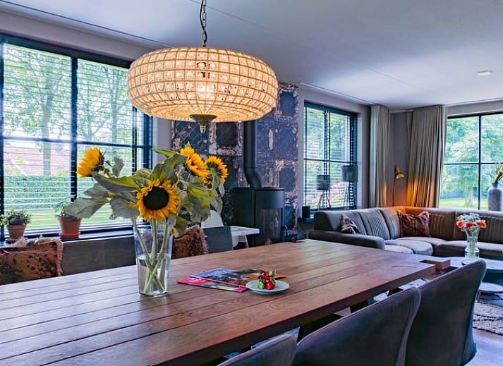 Essen im Freien auf der Terrasse des Ferienhauses in Ellertshaar, Nord-Drenthe.