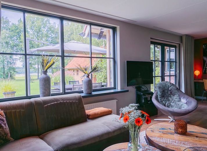 Essen im Freien auf der Terrasse des Ferienhauses in Ellertshaar, Nord-Drenthe.