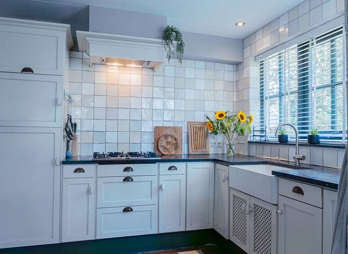 Geraeumiger Garten am Ferienhaus in Ellertshaar, Nord-Drenthe mit Holzschuppen.