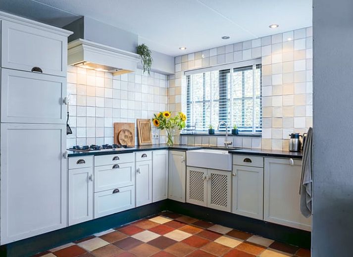 Geraeumiger Garten am Ferienhaus in Ellertshaar, Nord-Drenthe mit Holzschuppen.