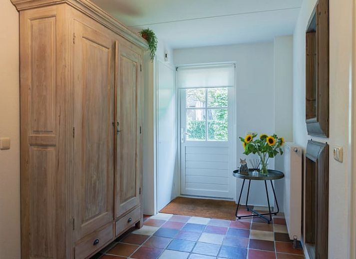 Geraeumiger Garten am Ferienhaus in Ellertshaar, Nord-Drenthe mit Holzschuppen.