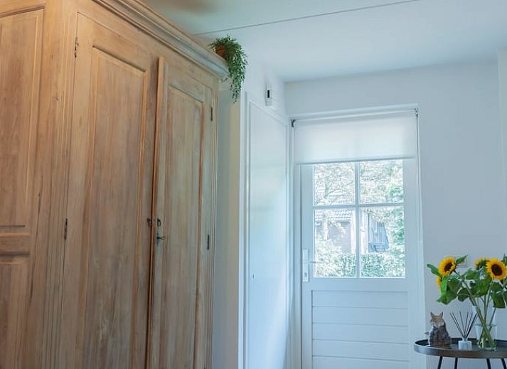 Geraeumiger Garten am Ferienhaus in Ellertshaar, Nord-Drenthe mit Holzschuppen.