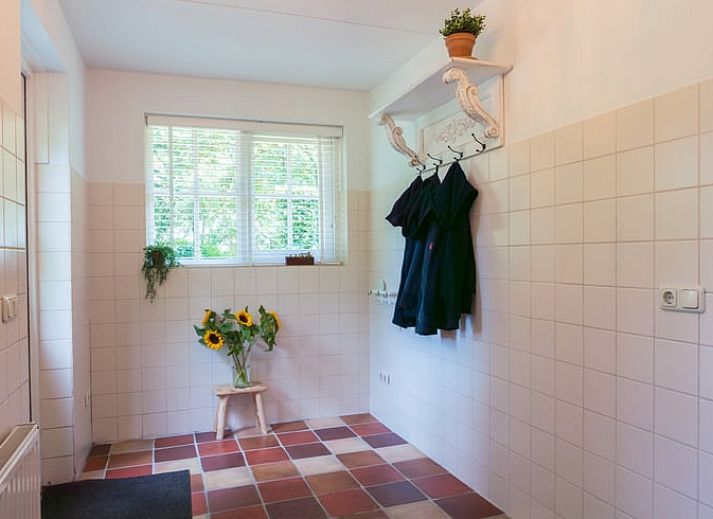 Gemuetliches Esszimmer im Ferienhaus in Ellertshaar, Nord-Drenthe mit grossem Esstisch.