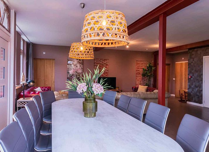 Naturreiche Umgebung des Ferienhauses DG705 in Ellertshaar Drenthe mit einem schoenen See.