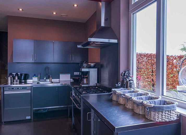 Stilvolles Badezimmer im Ferienhaus DG705 Ellertshaar Drenthe mit moderner Dusche.