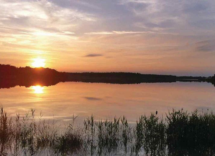Komfortables Schlafzimmer in DG705 Ferienhaus Ellertshaar Drenthe mit Blick auf den Garten.