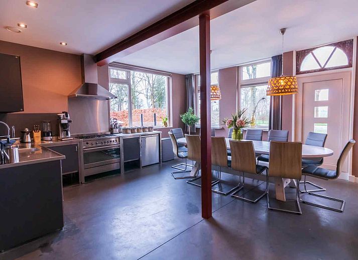 Komfortables Schlafzimmer in DG705 Ferienhaus Ellertshaar Drenthe mit Blick auf den Garten.