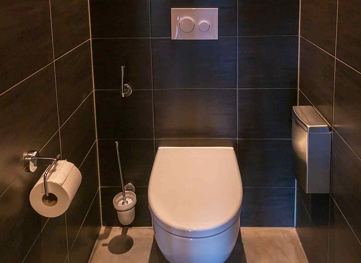 Gemuetliche Kueche und Essbereich in DG705 Ferienhaus Ellertshaar Drenthe mit grossem Tisch.