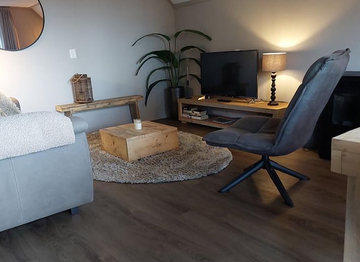 Gezellige veranda bij Huisje in Lieveren, vakantiehuis in Noord Drenthe met uitzicht op weilanden.