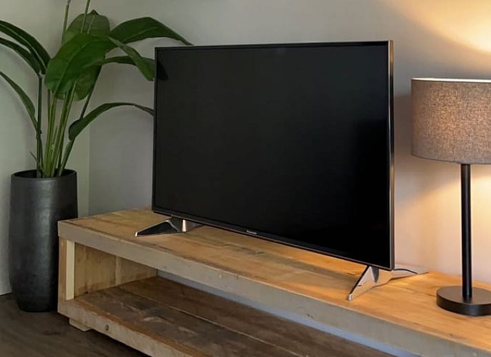 Gezellige veranda bij Huisje in Lieveren, vakantiehuis in Noord Drenthe met uitzicht op weilanden.