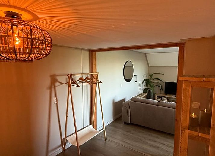 Rustieke buitenkant van Huisje in Lieveren, vakantieaccommodatie in Noord Drenthe, omgeven door natuur.