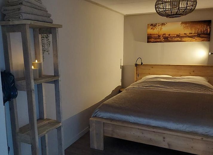 Rustieke buitenkant van Huisje in Lieveren, vakantieaccommodatie in Noord Drenthe, omgeven door natuur.