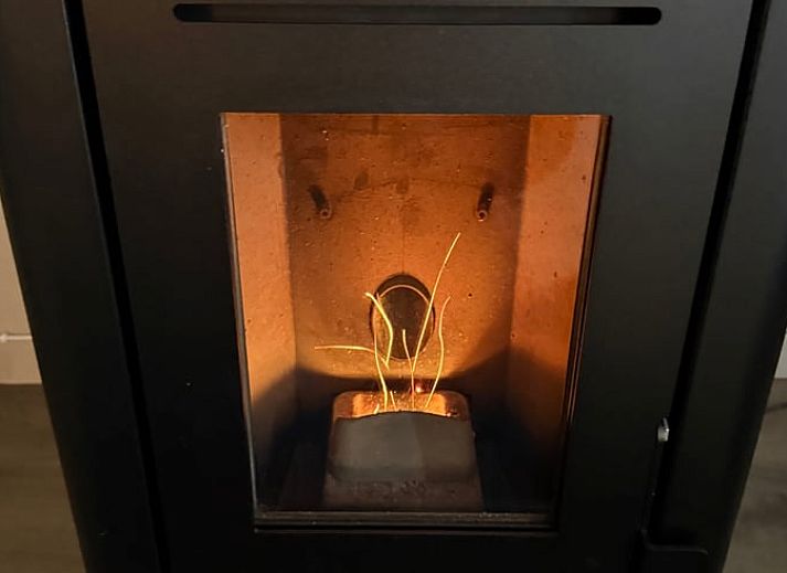 Rustieke buitenkant van Huisje in Lieveren, vakantieaccommodatie in Noord Drenthe, omgeven door natuur.