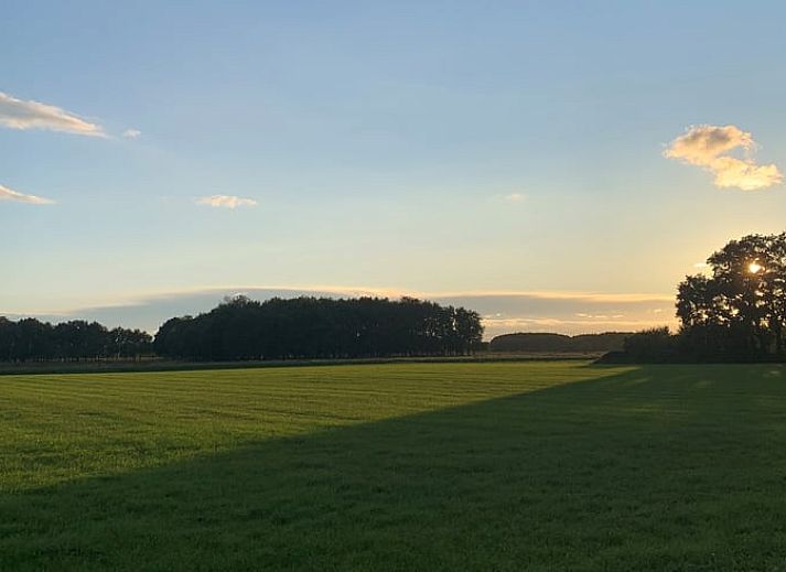 Comfortabele zithoek in Huisje in Lieveren, vakantieaccommodatie in Noord Drenthe, ideaal voor ontspanning.