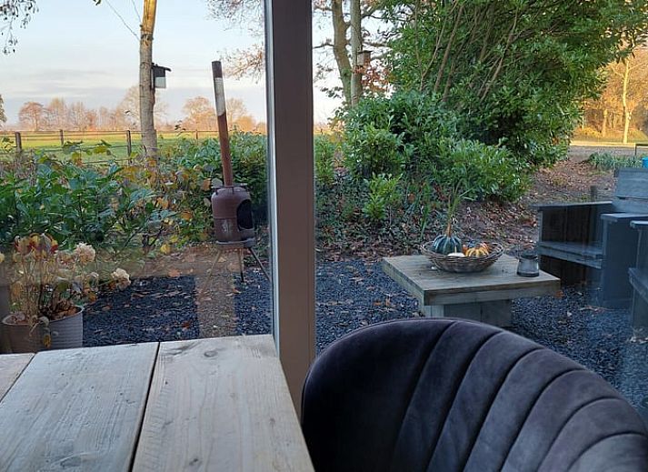 Comfortabele zithoek in Huisje in Lieveren, vakantieaccommodatie in Noord Drenthe, ideaal voor ontspanning.