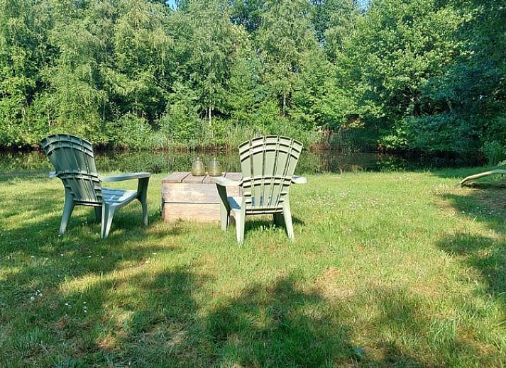 Gezellige woonkamer met houten salontafel in Huisje in Lieveren, vakantiehuis in Noord Drenthe.