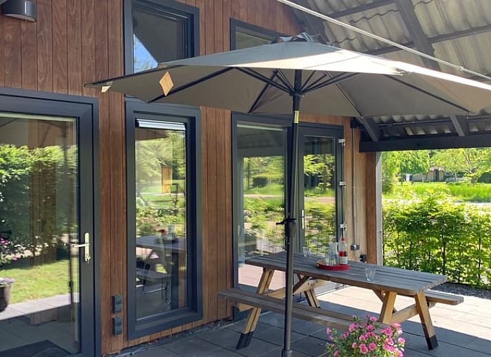 Cottage in Vries, Ferienhaus in Nord-Drenthe, umgeben von gruener Natur und sonnigen Terrassen.