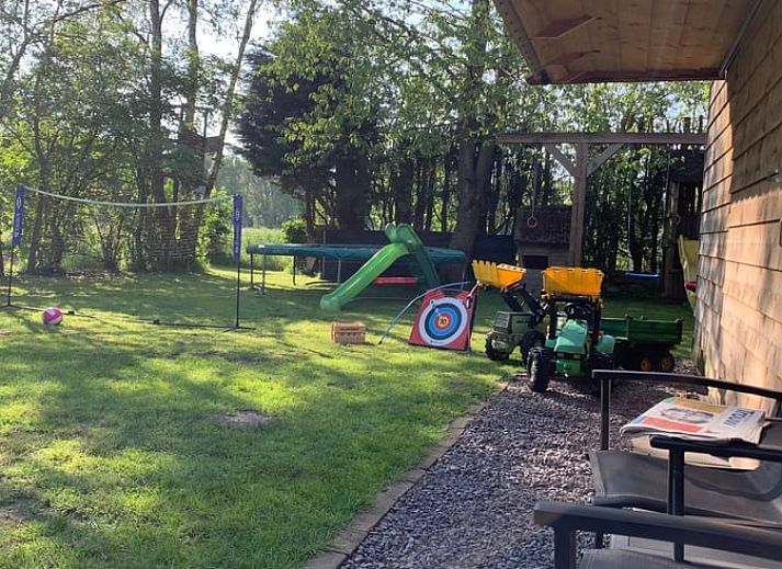 Veranda von Cottage in Vries, Ferienhaus in Drenthe mit Picknicktisch und Sonnenschirm.