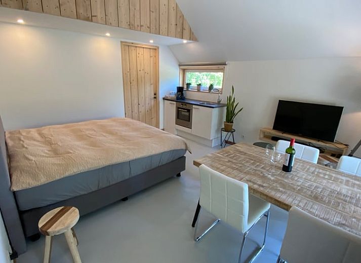 Gemuetliches Beisammensein auf der Terrasse von Huisje in Vries, Ferienhaus in Nord-Drenthe.