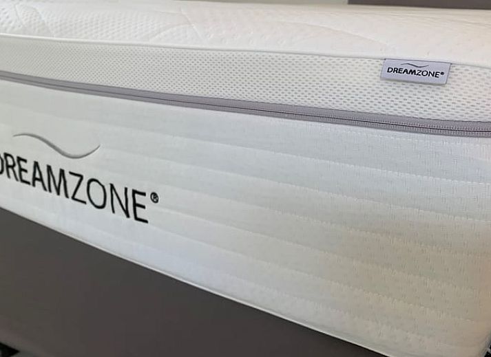 Rustikaler Steinweg am Cottage in Vries, Ferienhaus in Nord-Drenthe.