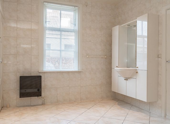 Gemuetliches Wohnzimmer im Ferienhaus DG984, Vries, Drenthe, mit komfortabler Sitzecke.