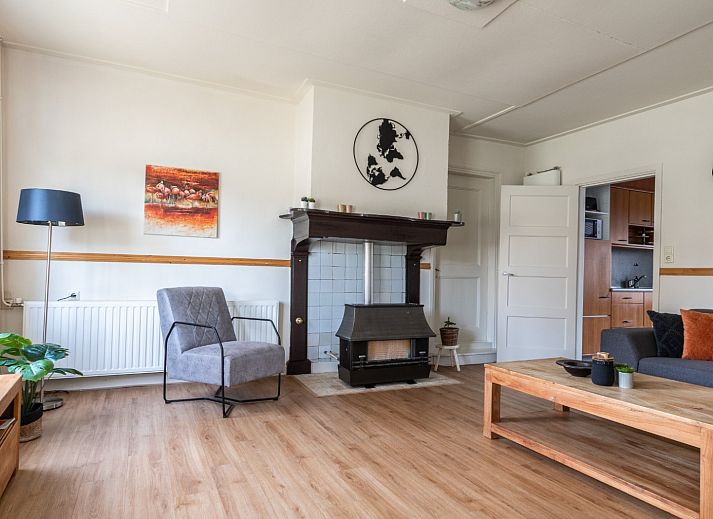 Esszimmer im Ferienhaus DG984 in Vries, Drenthe, mit grossem Tisch und viel Licht.