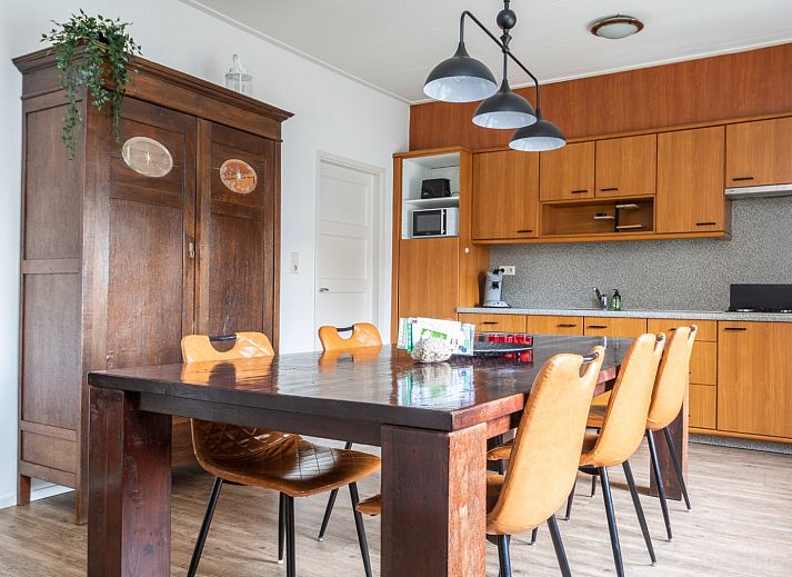 Schlafzimmer im Ferienhaus DG984, Vries, Drenthe, mit zwei Einzelbetten und Aussicht.