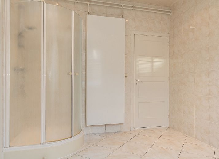 Schlafzimmer im Ferienhaus DG984, Vries, Drenthe, mit zwei Einzelbetten und Aussicht.