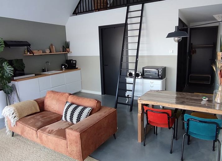 Ruime groene tuin bij Vakantiehuisje in Zeegse, Noord Drenthe, ideaal voor buitenactiviteiten.