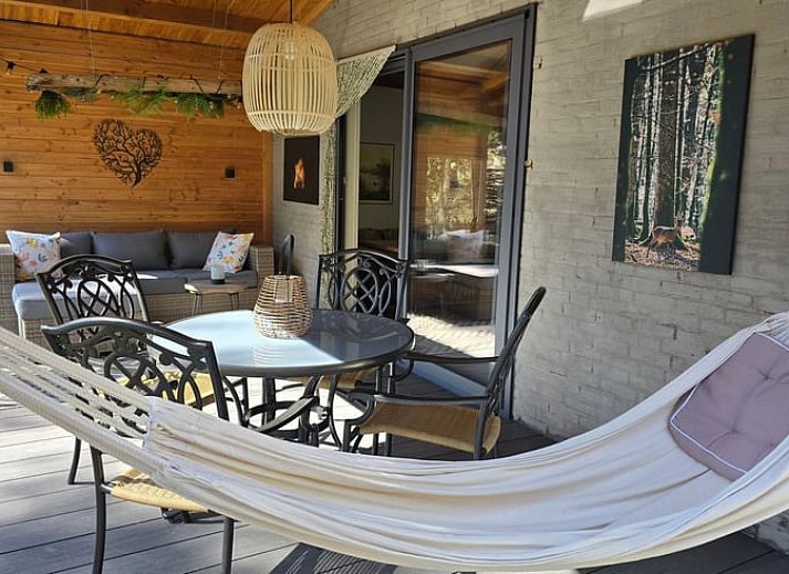 Veranda van Vakantiehuisje in Steenbergen, omringd door natuur in Noord Drenthe, Drenthe.