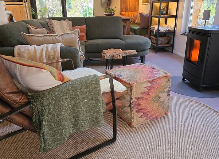 Veranda van Vakantiehuisje in Steenbergen, omringd door natuur in Noord Drenthe, Drenthe.