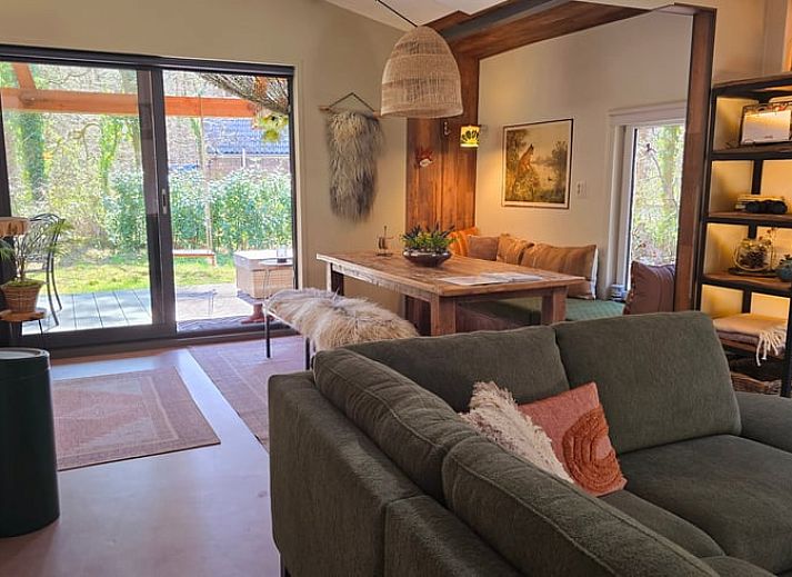 Gezellige zithoek op de veranda van Vakantiehuisje in Steenbergen, Noord Drenthe, Drenthe.