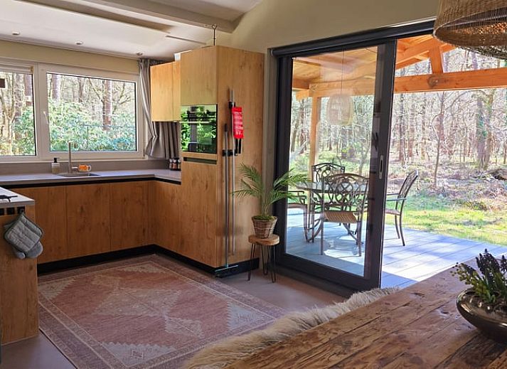 Vakantiehuisje in Steenbergen met schommelstoel op de veranda, Noord Drenthe, Drenthe.