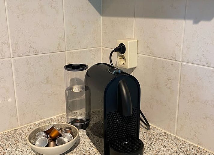 Gezellige binnenruimte van Huisje in Steenbergen, vakantiehuis in Drenthe met comfortabele zithoek en natuurlijk licht.