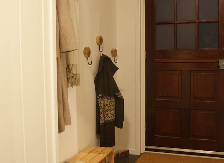 Gezellige binnenruimte van Huisje in Steenbergen, vakantiehuis in Drenthe met comfortabele zithoek en natuurlijk licht.