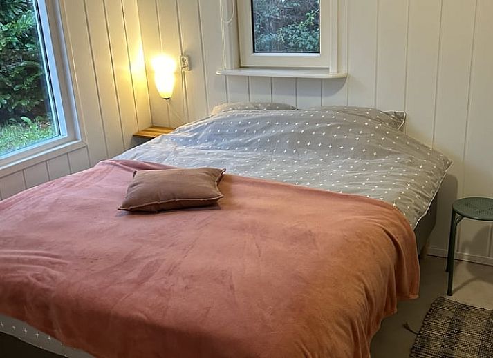 Gezellige binnenruimte van Huisje in Steenbergen, vakantiehuis in Drenthe met comfortabele zithoek en natuurlijk licht.