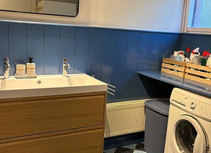 Eetruimte in Huisje in Steenbergen, vakantiehuis in Noord Drenthe met moderne keuken en eethoek voor gezellige maaltijden.